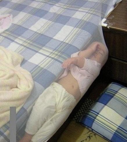 小孩如此睡觉法可爱趣图gif搞笑图片