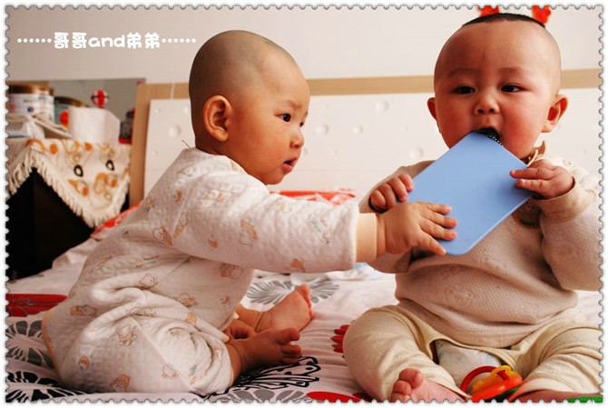 可爱的双胞胎娃娃可爱趣图gif搞笑图片