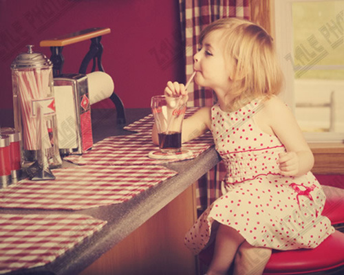 喝可乐的外国小女孩可爱趣图gif搞笑图片