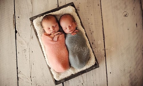 两个小宝宝一起睡得真香可爱趣图gif搞笑图片