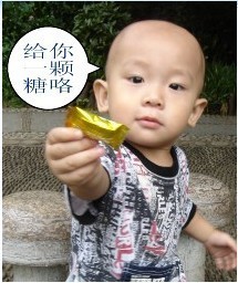 大方的小男孩，给你一颗糖吃可爱趣图gif搞笑图片