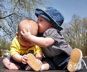 亲一亲你光亮的脑袋可爱趣图gif搞笑图片