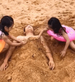 爸爸的小棉袄漏风了，给爸嘴里灌沙子可爱趣图gif搞笑图片