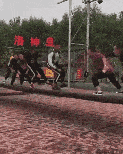 小伙子在荡桥上玩得真欢乐可爱趣图gif搞笑图片