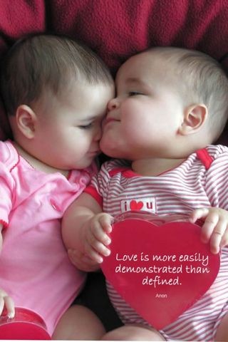 亲密的双胞胎宝贝可爱趣图gif搞笑图片