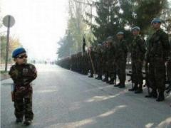 最小最牛的教官可爱趣图gif搞笑图片