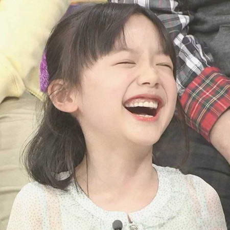 开怀大笑的小女孩可爱趣图gif搞笑图片