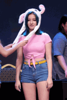 会动的可爱兔帽子可爱趣图gif搞笑图片