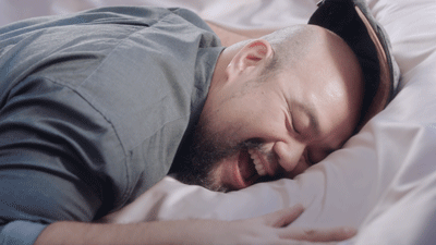 爬在床上做美梦的猥琐男可爱趣图gif搞笑图片