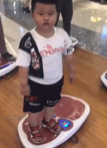 小胖子体会震动瘦身器材，好似触电了一样可爱趣图gif搞笑图片