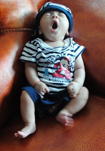 仰天犯困的宝宝可爱趣图gif搞笑图片