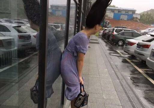 千万别在大风天气穿裙子可爱趣图gif搞笑图片