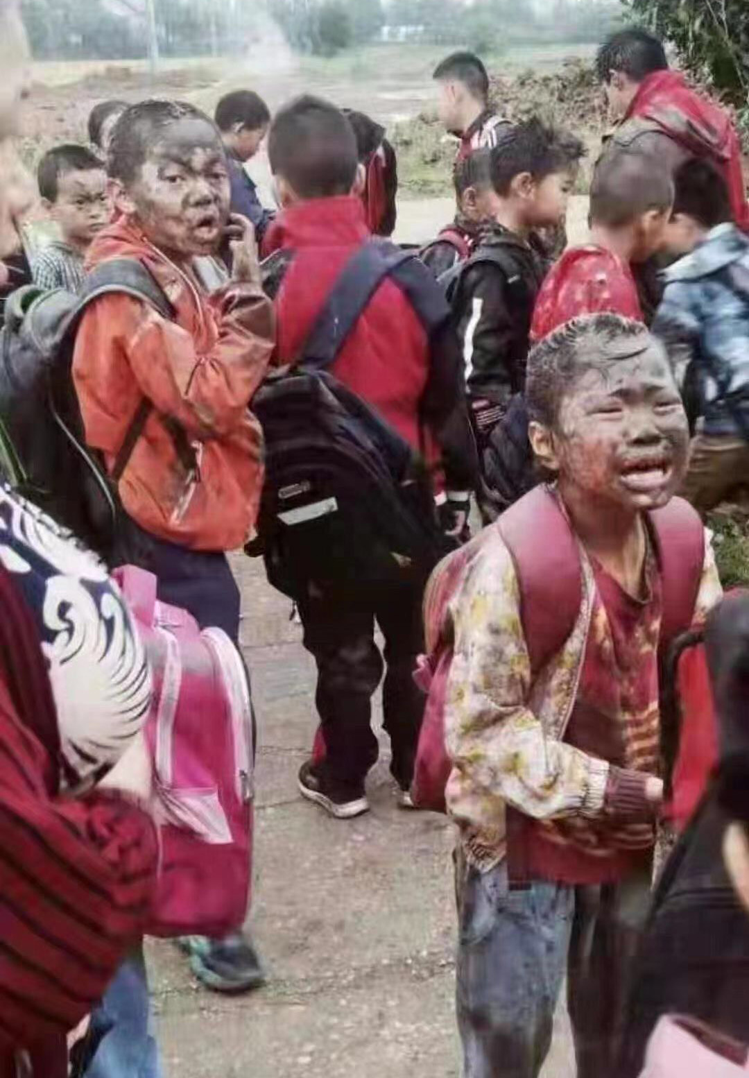 小学生的户外活动变成了泥地撒野可爱趣图gif搞笑图片