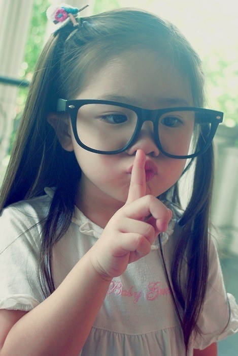 超可爱的大眼镜小萝莉可爱趣图gif搞笑图片