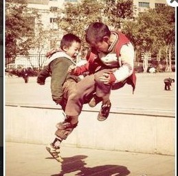 两个对练功夫的男孩可爱趣图gif搞笑图片