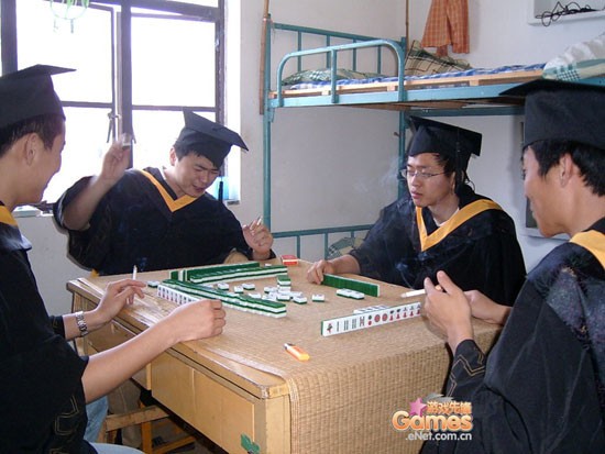 在校园宿舍打麻将可爱趣图gif搞笑图片