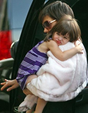 爬在妈妈肩上撒娇可爱趣图gif搞笑图片