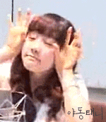 调皮女生做怪动作可爱趣图gif搞笑图片