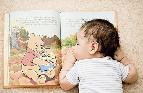 爬在书上睡着了可爱趣图gif搞笑图片