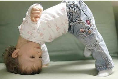 小孩拱着身体做桥状可爱趣图gif搞笑图片