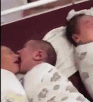 婴儿闭着眼睛吃奶奶，完全凭感觉乱吸一通可爱趣图gif搞笑图片