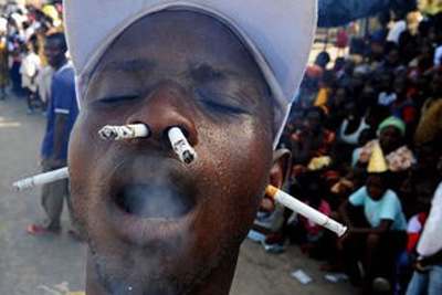 耳朵和鼻子能同时吸烟的牛人可爱趣图gif搞笑图片