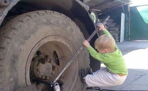 给我一根棍子，我能撬起一辆大货车可爱趣图gif搞笑图片