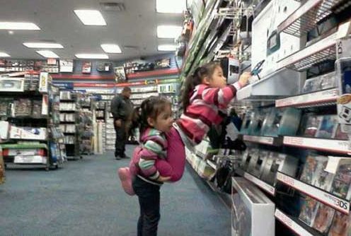 小姐妹配合看东西可爱趣图gif搞笑图片