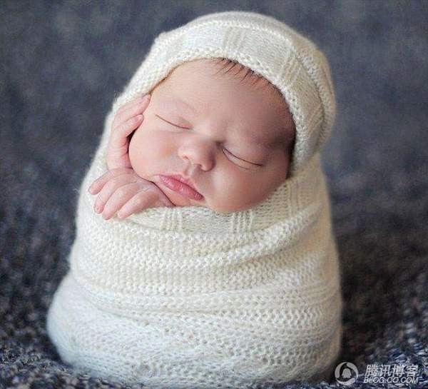 把小孩裹起来睡觉可爱趣图gif搞笑图片