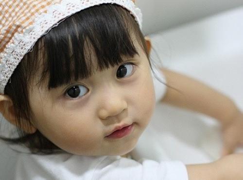 眼睛睁得大大的小女孩可爱趣图gif搞笑图片