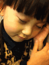 可爱转动眼珠的小女孩可爱趣图gif搞笑图片