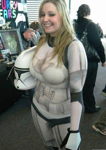 妹子在身上画了一件无敌的盔甲可爱趣图gif搞笑图片