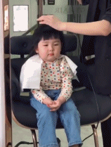 理发师给闺女剪头发，一副生无可恋的模样可爱趣图gif搞笑图片