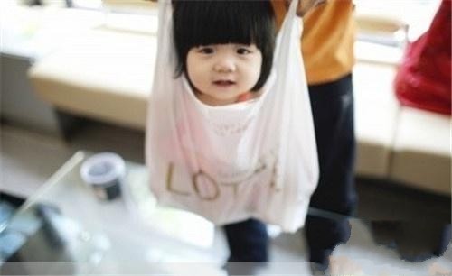 装在塑料袋里的小孩可爱趣图gif搞笑图片