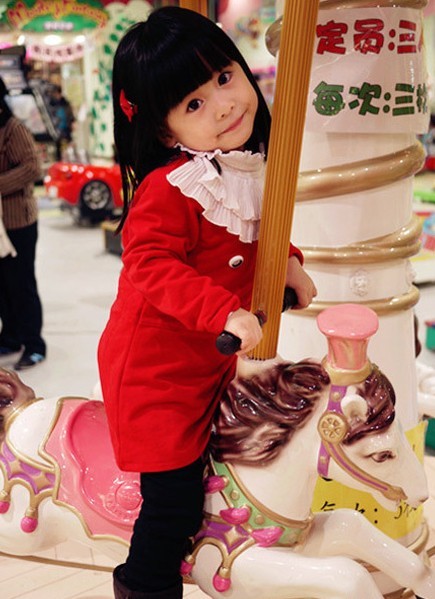 骑木马的小美女可爱趣图gif搞笑图片