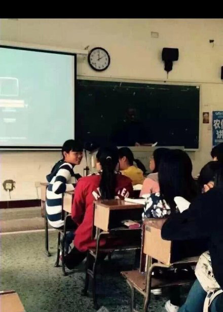 友情提示，教台上站着一位黑人老师可爱趣图gif搞笑图片