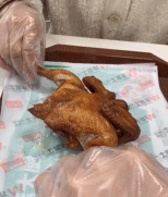 来分烤鸡吃了，谁多谁少听天由命吧可爱趣图gif搞笑图片