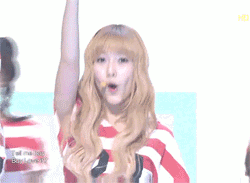 开心俏皮的跳舞女孩可爱趣图gif搞笑图片