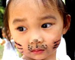 给小女孩画个猫脸妆可爱趣图gif搞笑图片
