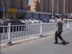 不要翻越隔离护栏，不然很惊喜很意外可爱趣图gif搞笑图片