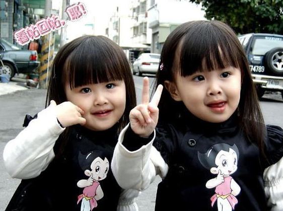 漂亮的双胞胎小孩可爱趣图gif搞笑图片