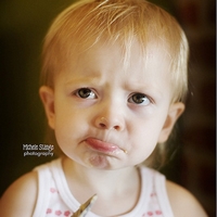 生气嘟嘴的小孩可爱趣图gif搞笑图片