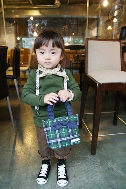 拎着包的萝莉小朋友可爱趣图gif搞笑图片