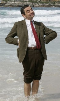 站在沙滩上搞笑的憨豆可爱趣图gif搞笑图片