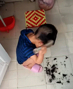 自己拿着剃须刀剪头发，给爸爸省钱了可爱趣图gif搞笑图片