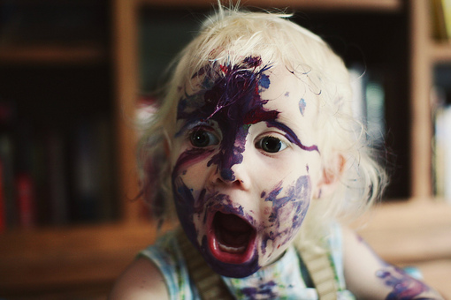 小孩玩涂料的后果可爱趣图gif搞笑图片