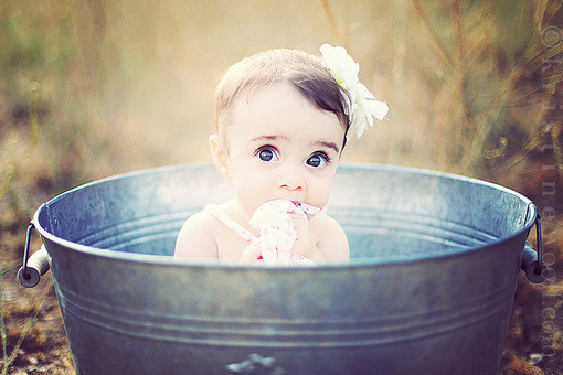 坐在铁筒里洗澡可爱趣图gif搞笑图片