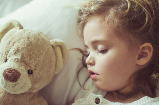 我和小熊一起睡觉可爱趣图gif搞笑图片