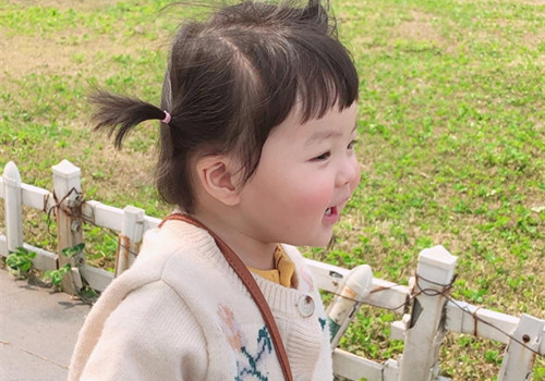 跟爸爸妈妈出去玩了，好开心可爱趣图gif搞笑图片