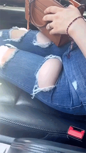 都是破洞裤，你妈妈说帮你补了没？爆笑gif搞笑图片